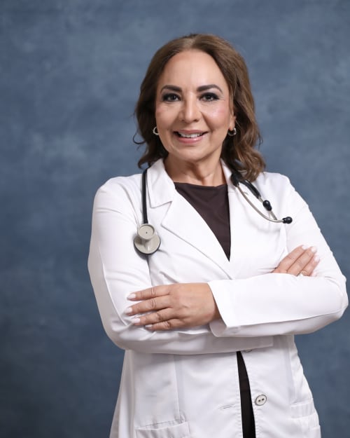 Dra. Wadia Abou Samra, bariatra clínico, con bata blanca y estetoscopio