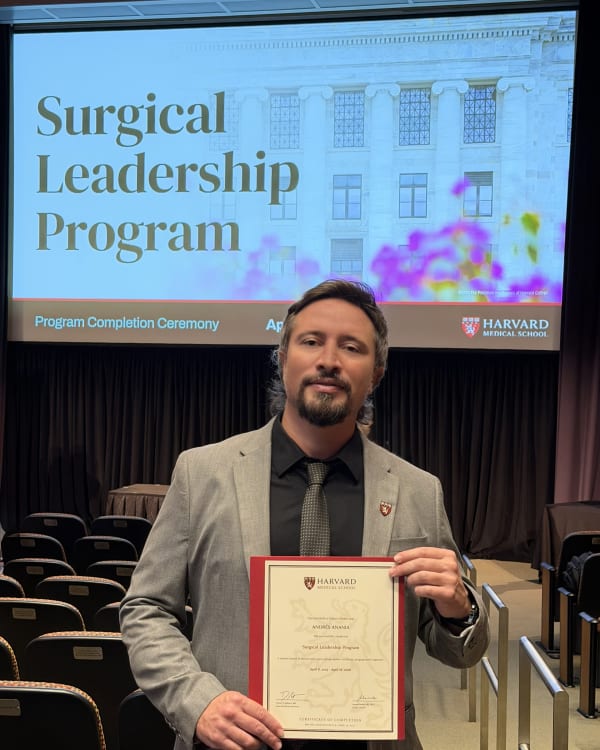El Dr. Andrés Anania con su certificado del Surgical Leadership Program de Harvard Medical School