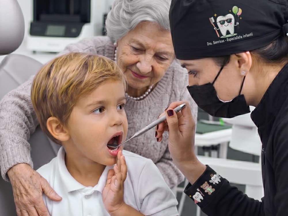 Niña sonriente y tranquila en silla dental DENTAL VIP