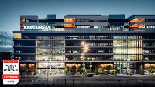 Hospital Universitario Karolinska al atardecer, con el sello World's Best Hospitals 2026 de Newsweek