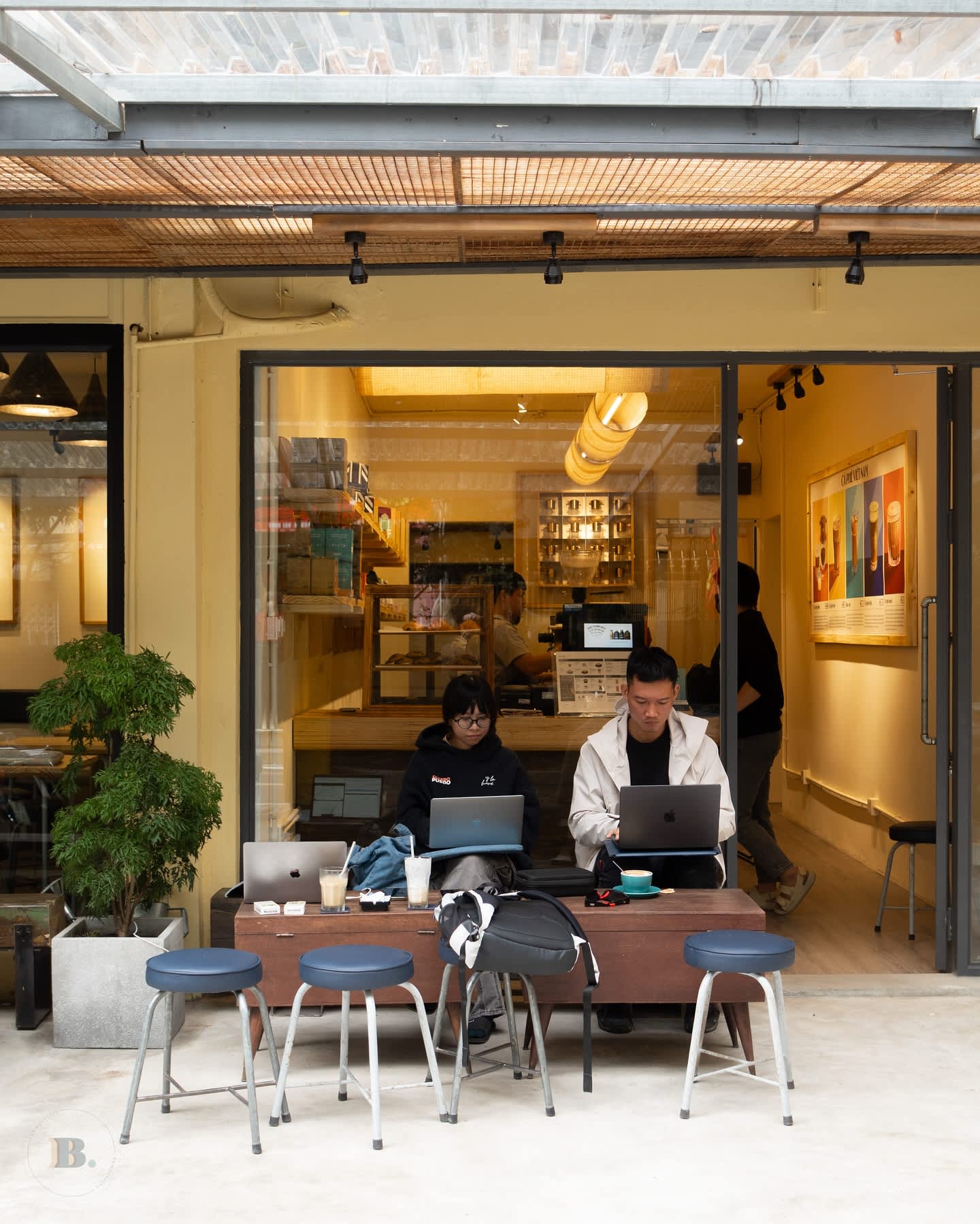 Là Việt Coffee • Vạn Bảo