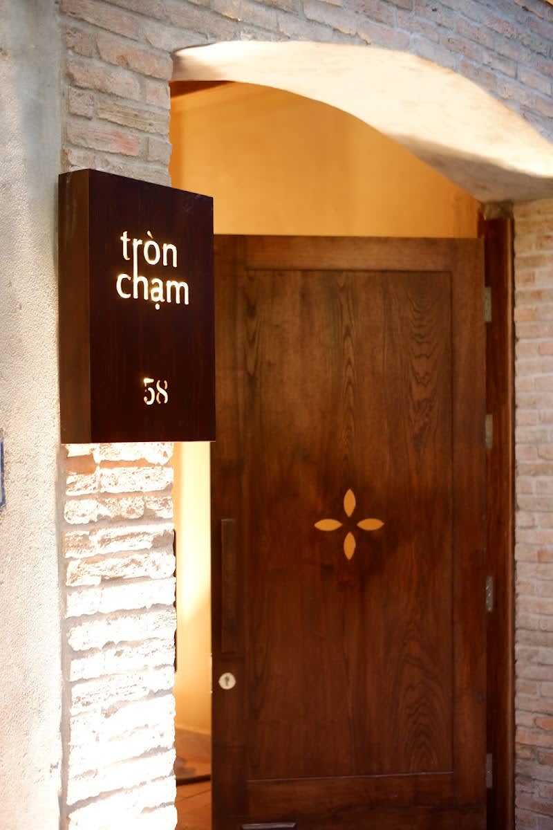 tròn chạm