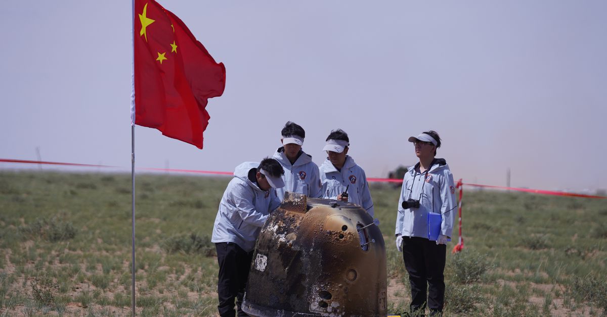 Cover Image for La sonda lunar de China regresa a la Tierra con muestras históricas del lado oculto de la Luna