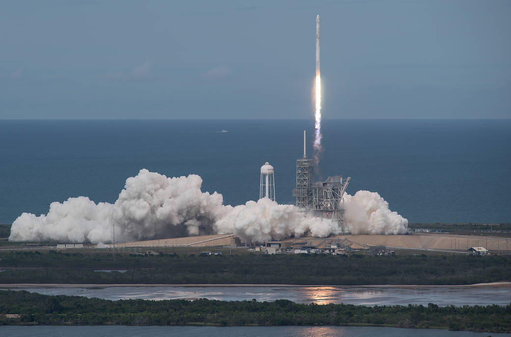 Cover Image for SpaceX planea lanzar hasta 120 veces al año desde Florida, lo que molesta a sus competidores.