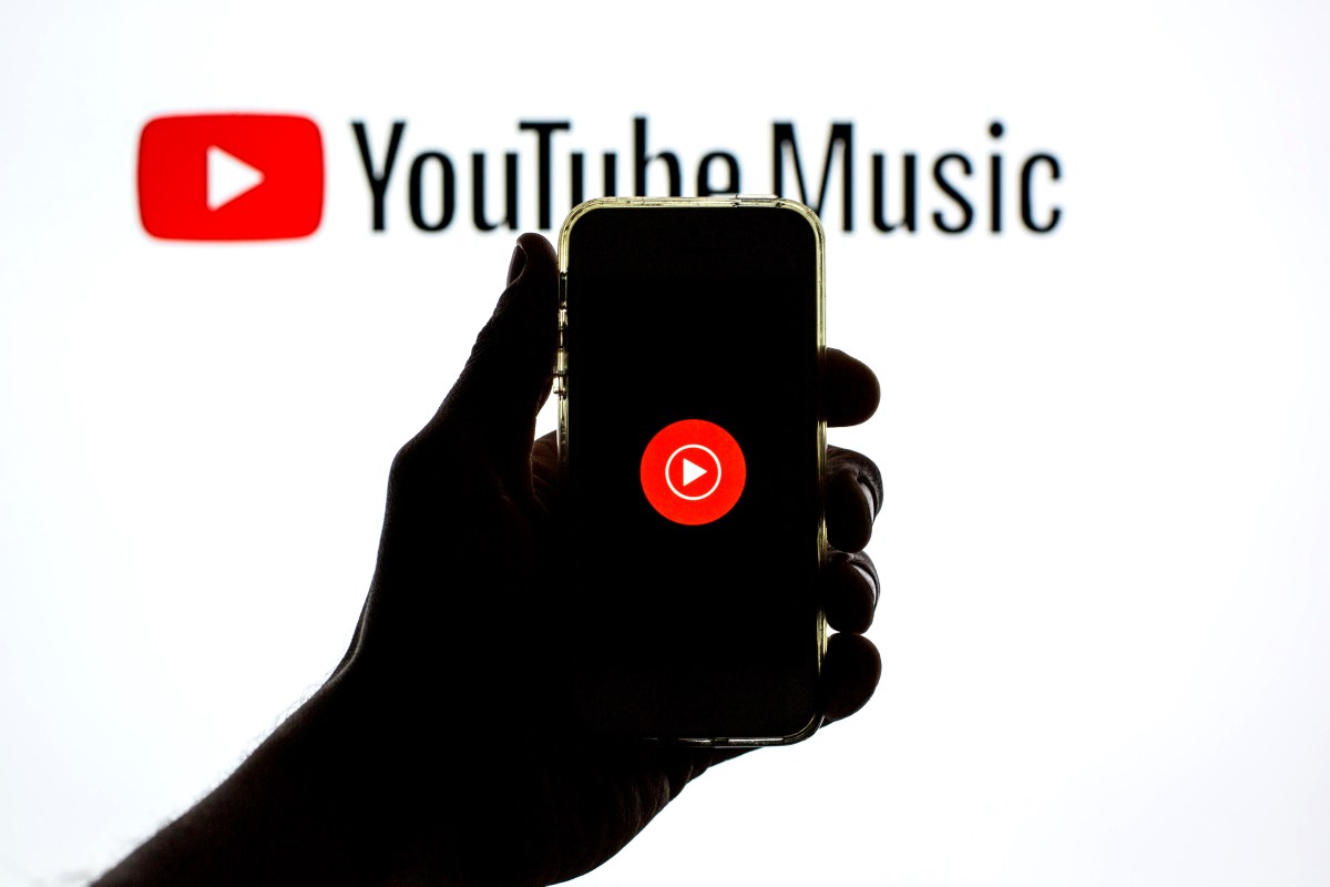 YouTube Music prueba una función de radio generada por inteligencia artificial y agrega una herramienta de reconocimiento de canciones.