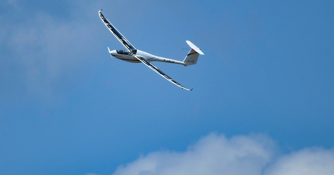 Cover Image for No, no puedes contar con un avión de pasajeros impulsado por energía solar.