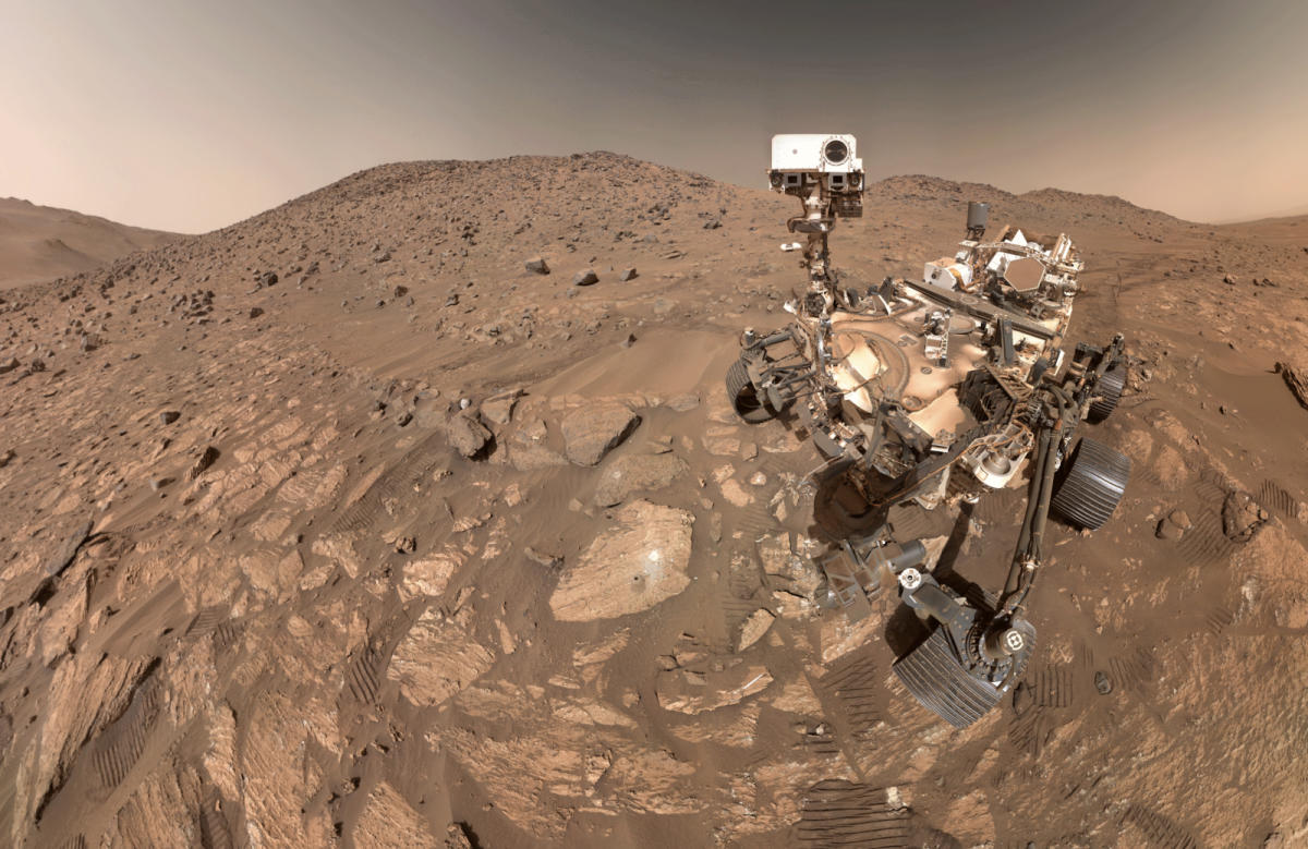 El rover Perseverance de la NASA descubre una roca en Marte que podría señalar vida antigua.