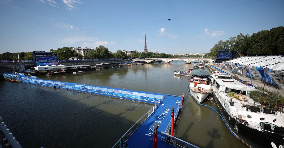 Cover Image for El triatlón masculino de los Juegos Olímpicos se pospone por la contaminación del río.