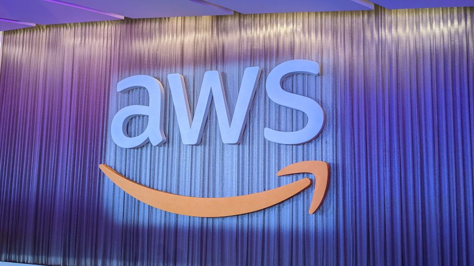 Cover Image for El crecimiento de los ingresos de AWS se dispara nuevamente mientras el CEO de Amazon pide más inversiones en inteligencia artificial.