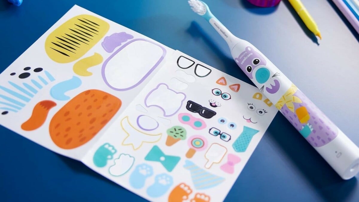 Cover Image for Consigue un cepillo de dientes eléctrico Philips Sonicare apto para niños por menos de $20 y comienza el año escolar con hábitos saludables.