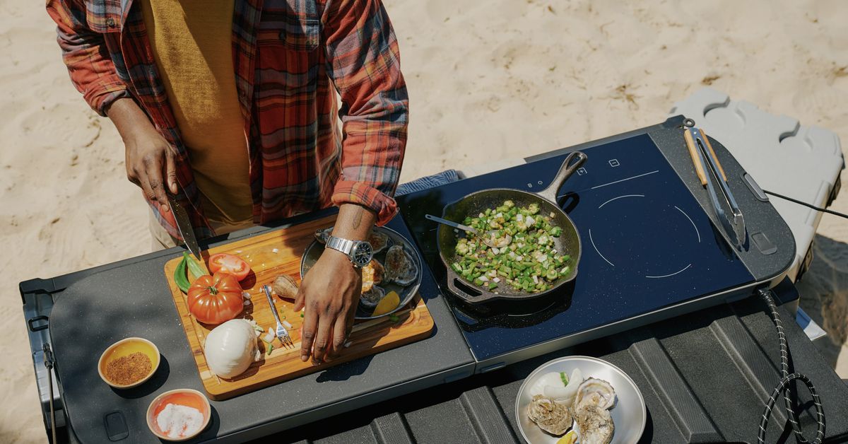 La nueva cocina eléctrica plegable de Rivian permite cocinar sobre la puerta trasera del vehículo.