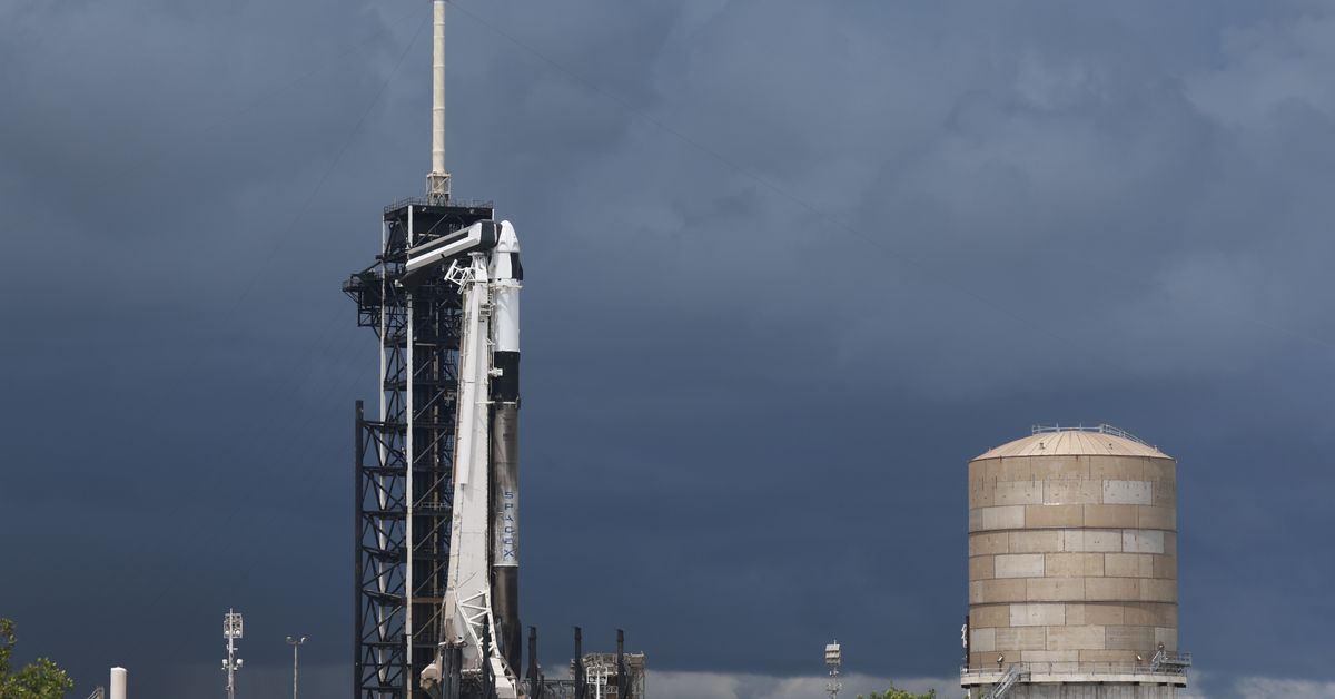 Cover Image for El cohete Falcon 9 de SpaceX se volcó en el océano durante su aterrizaje.