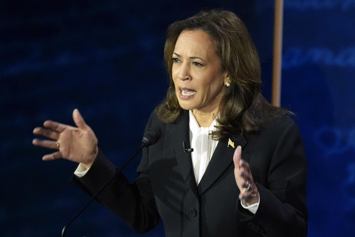 Los 'aretes de audio' que Kamala Harris no usó en el debate casi no existen.