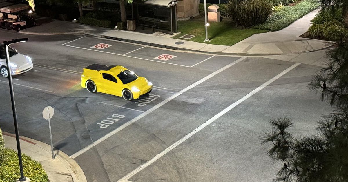 ¿Es este extraño objeto de forma peculiar y color amarillo canario el robotaxi de Tesla?