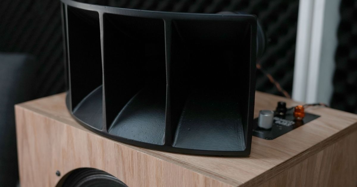 Cover Image for Klipsch se une a Ojas para lanzar el altavoz kO-R1.