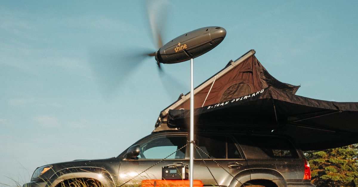 Este aerogenerador portátil puede cargar tu teléfono solo con una brisa.