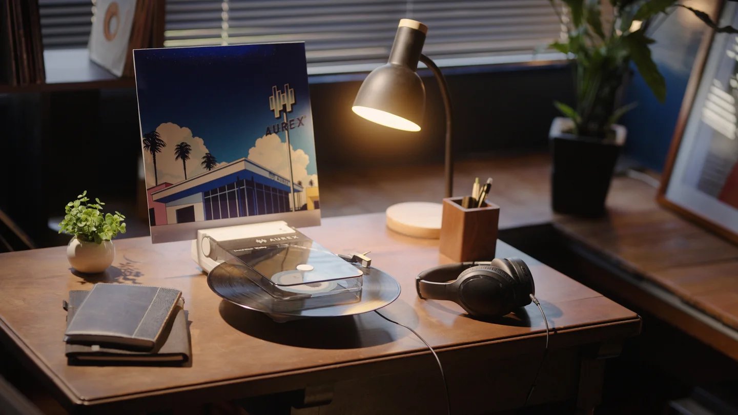 Cover Image for The Toshiba Wireless Portable Turntable Will Be the Sound Burger of 2025 – Though It's Best to Avoid Taking It to Beach Parties.
