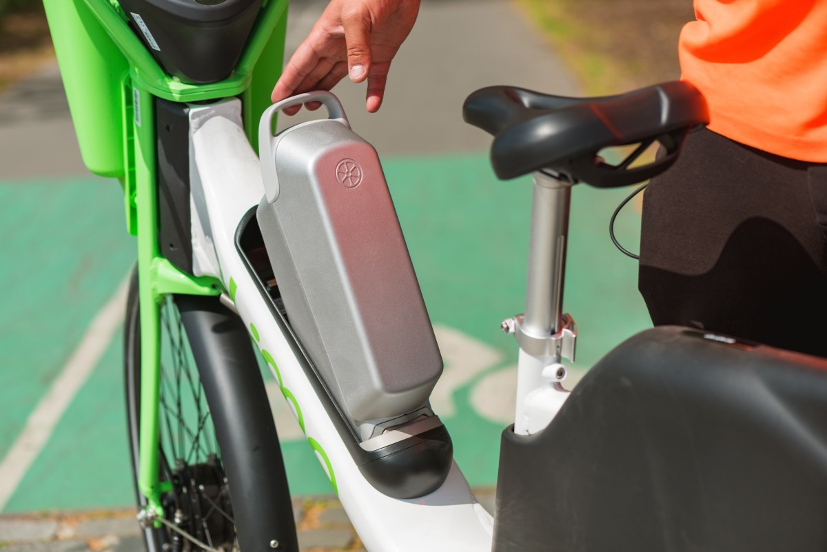 Cover Image for The batteries of Lime's scooters and electric bicycles will be recycled by Redwood Materials.