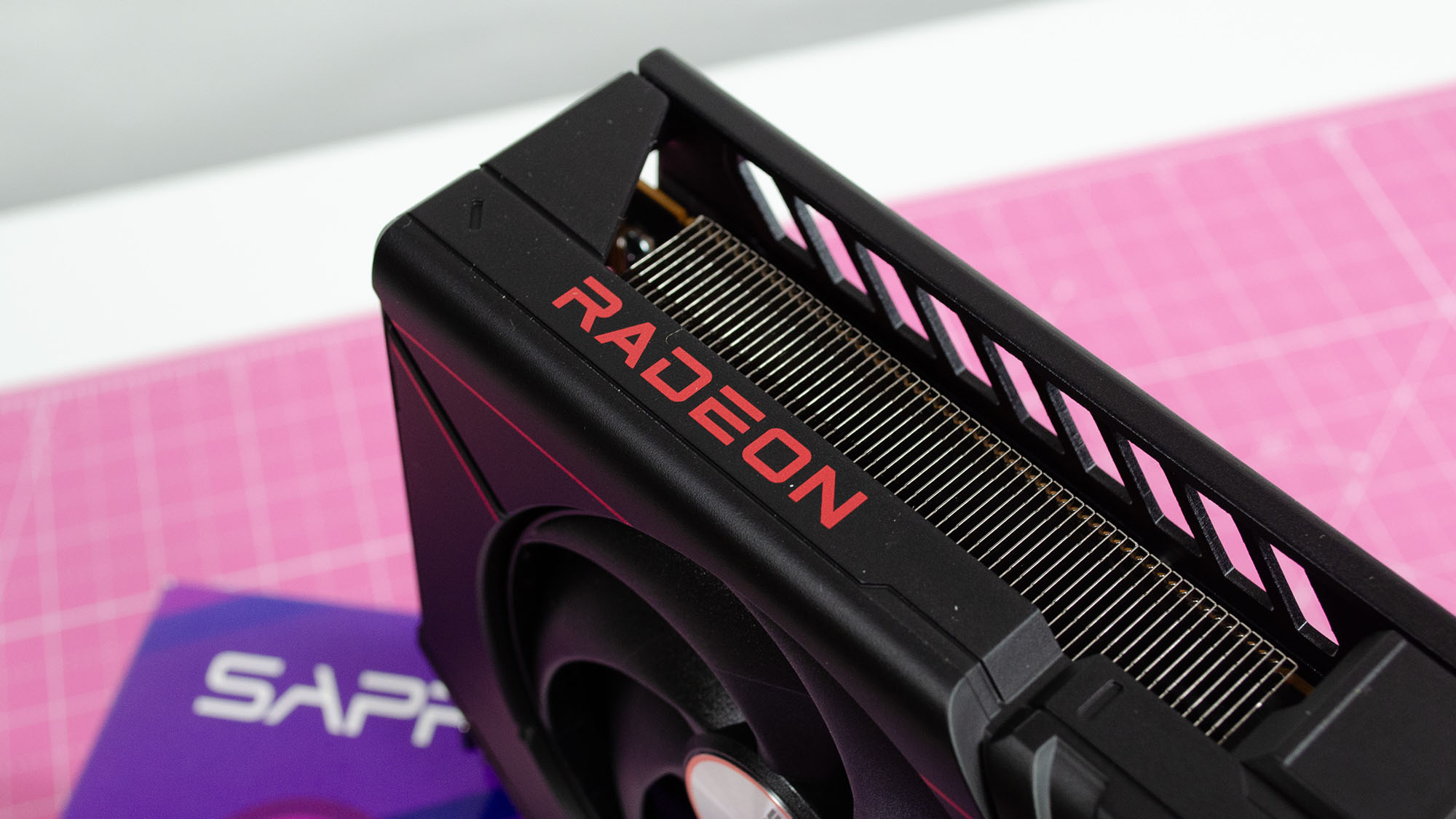Cover Image for ¿Está AMD abandonando finalmente la carrera de la memoria? Detalles filtrados del W9000 revelan un giro inesperado que podría revolucionar el mercado de estaciones de trabajo.