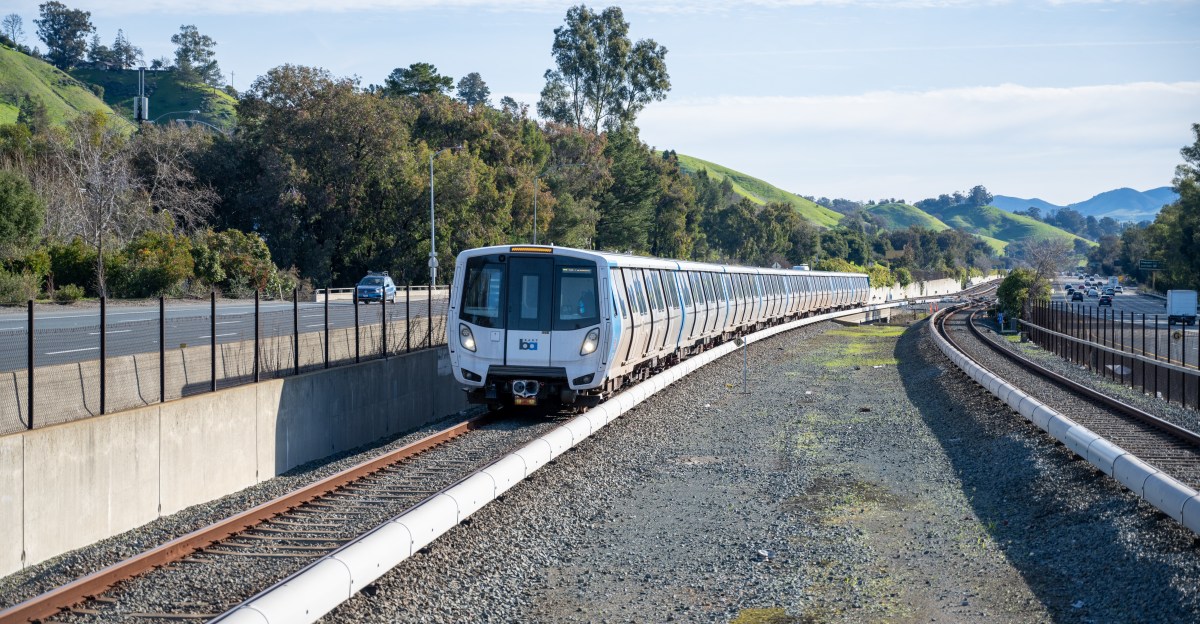 Cover Image for San Francisco's BART anticipates 'significant delays' following a computer failure that halted subway service.