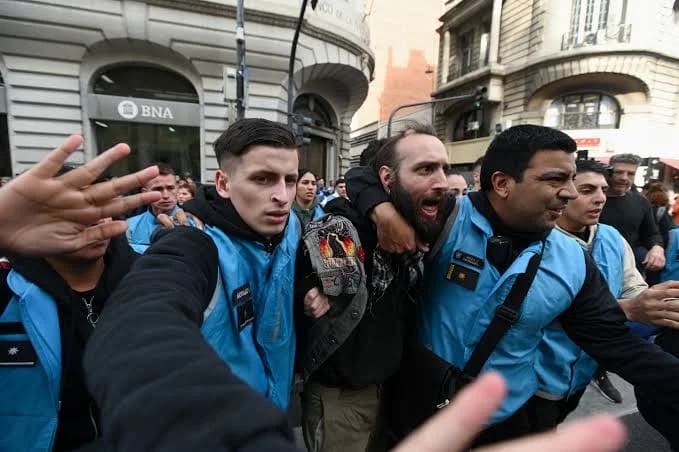 Argentina Universities Paralyzed by Nationwide Strikes and Student Occupations Following Congressional Veto on Funding Law
