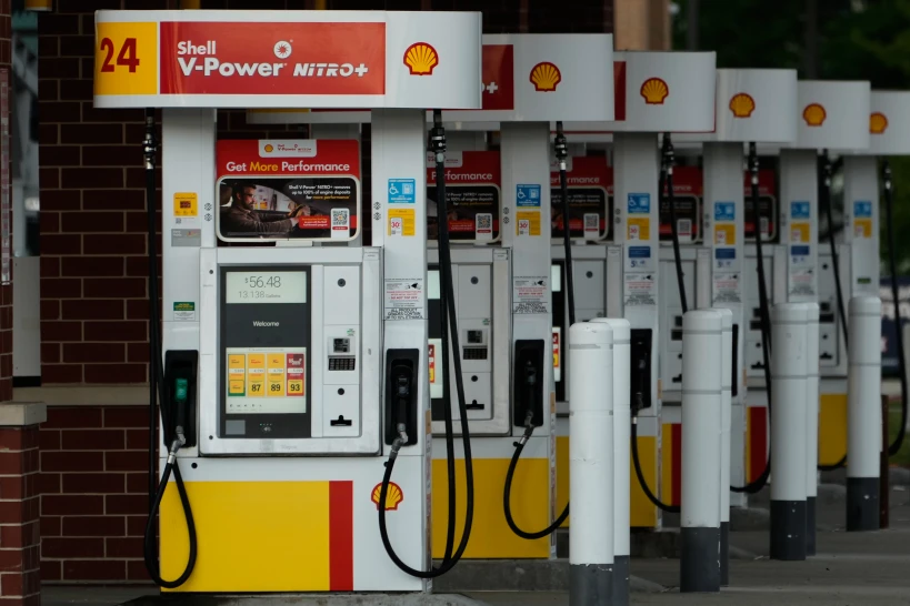 US gas prices rise to $4 per gallon amid Iran conflict and oil market uncertainty.
