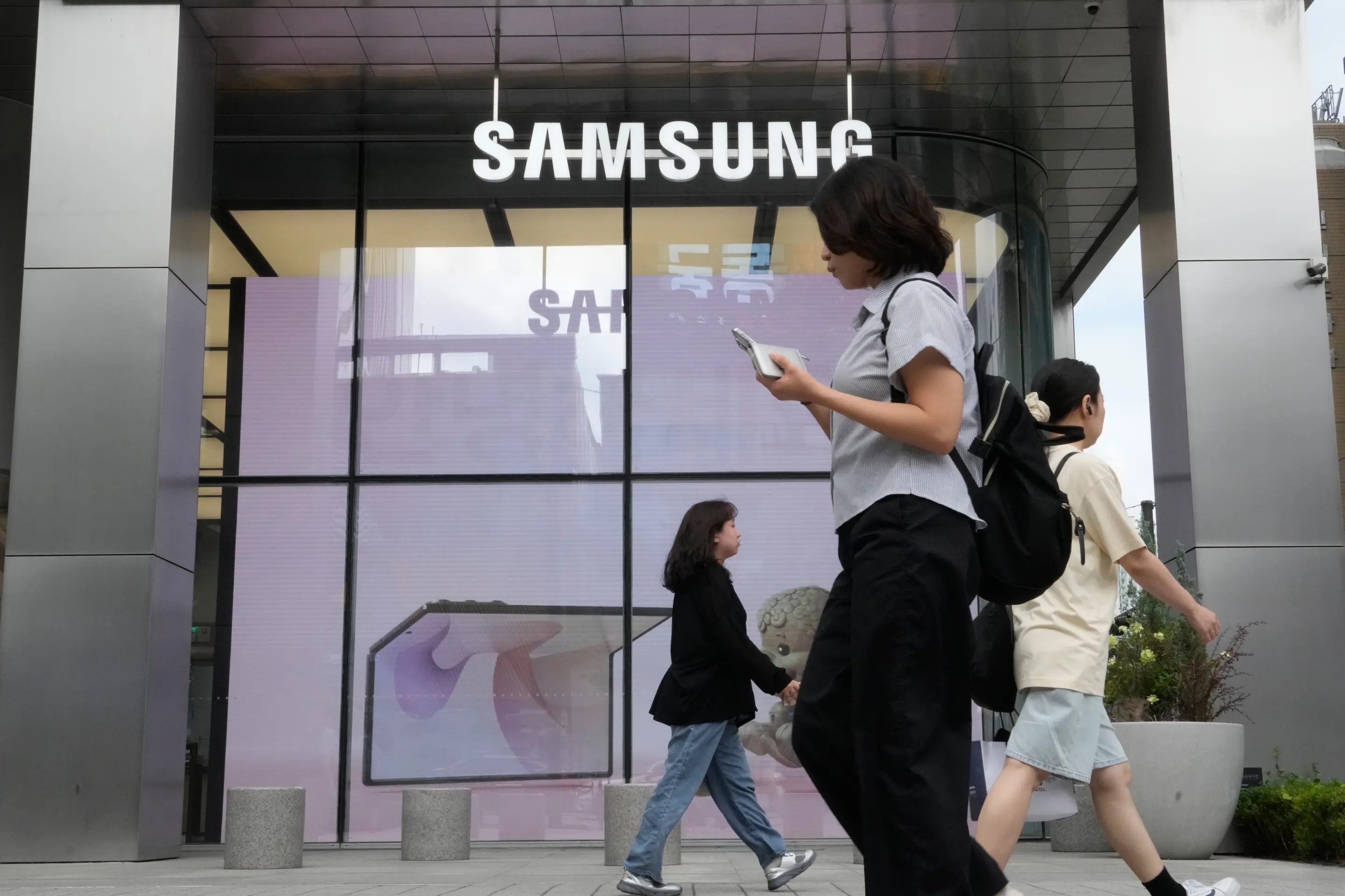Samsung semiconductor chips and AI technology driving record company profits