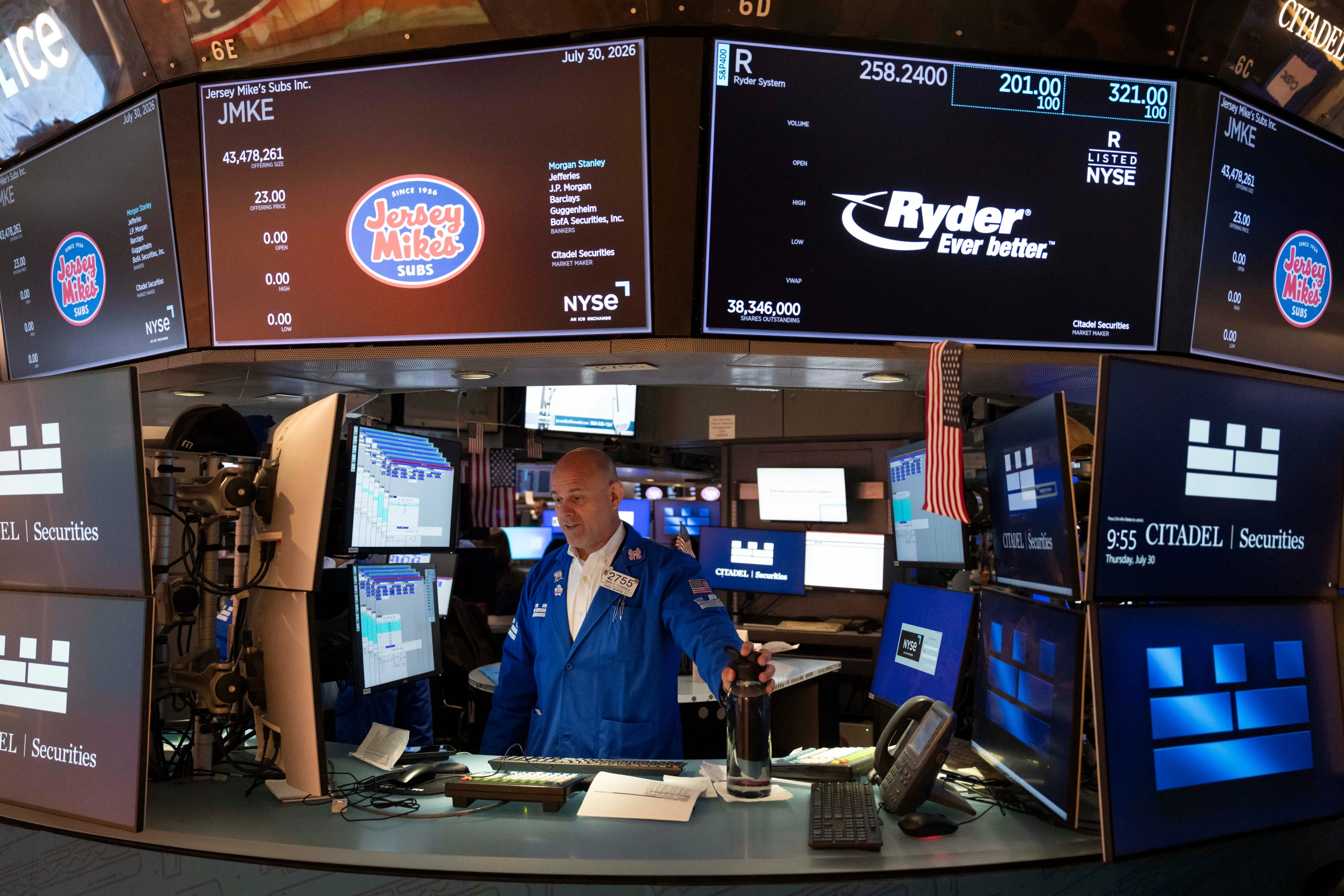 US Stocks End Volatile July Higher as Amazon Surges, Apple Slides and Inflation Concerns Deepen