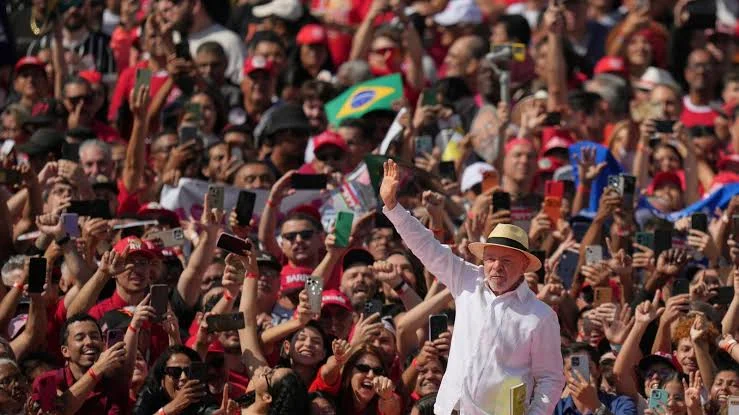 Supporters gather as presidential campaigns enter the final stretch ahead of Brazil’s 2026 election.
