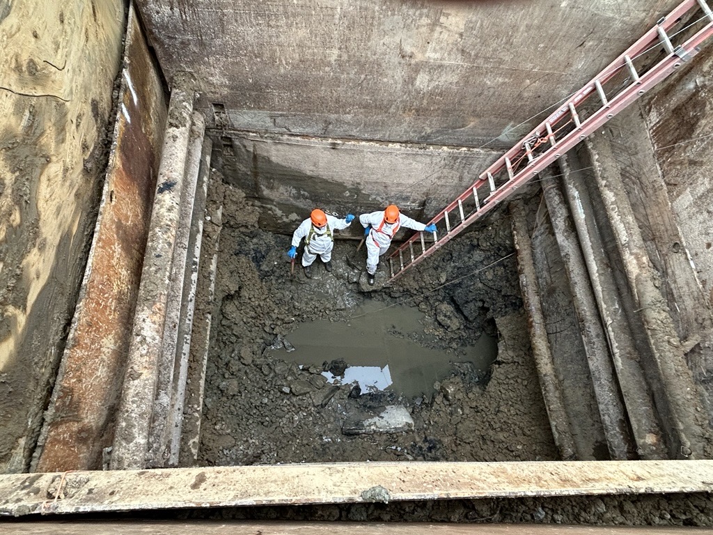DC Water crews excavate the collapsed Potomac Interceptor pipe