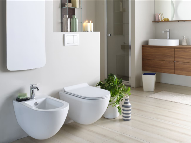 Bagno elegante completo con vasca freestanding, piastrelle in marmo bianco e rubinetteria dorata di design