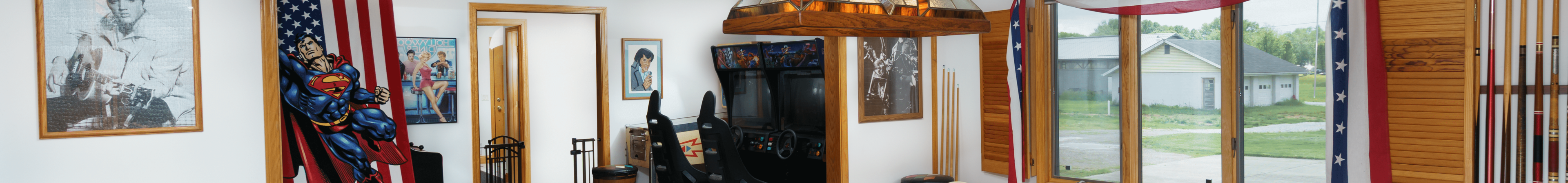 Entertainment room with pool table