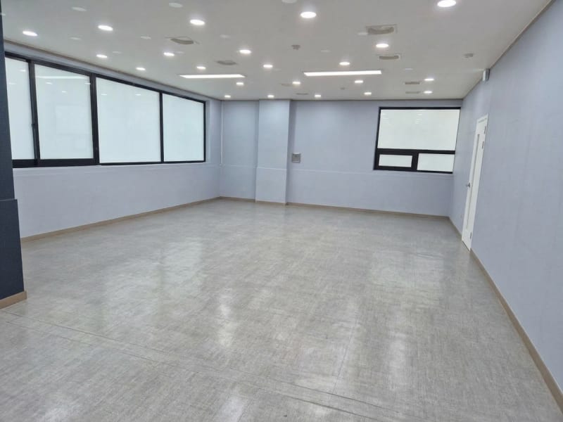 비포 — 리모델링 전 텅 빈 교실 모습