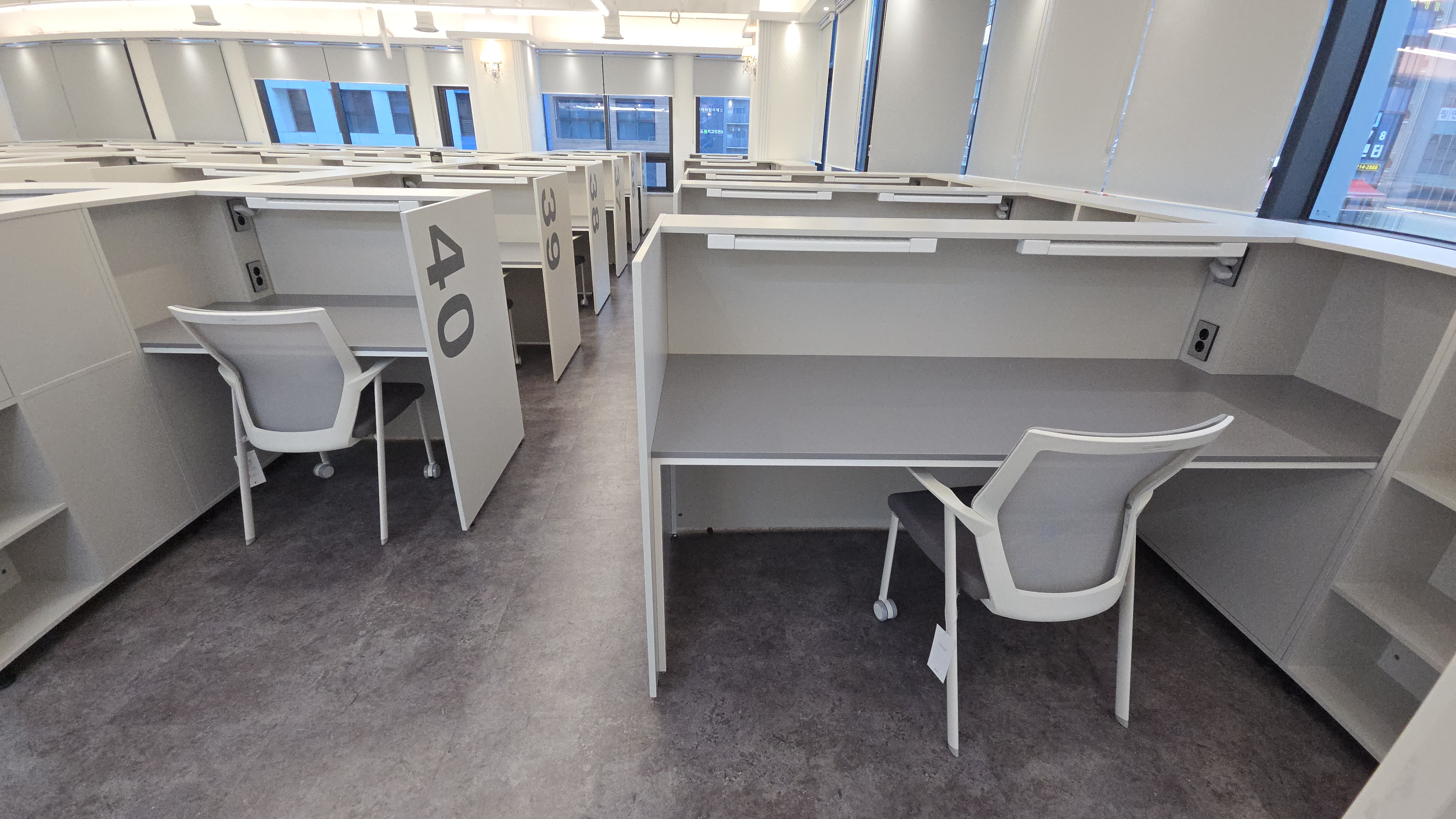 40번 올데이 C 좌석 정면 조명 및 메쉬 의자 세팅 사진 