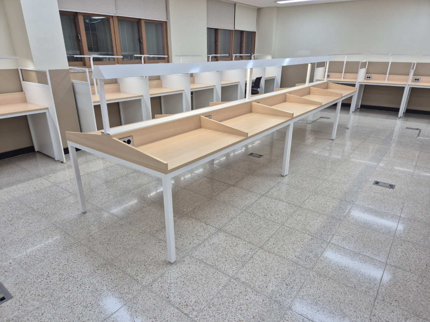 교실 전체를 아우르는 스마트F 및 커뮤니티D 책상 배치 전경 