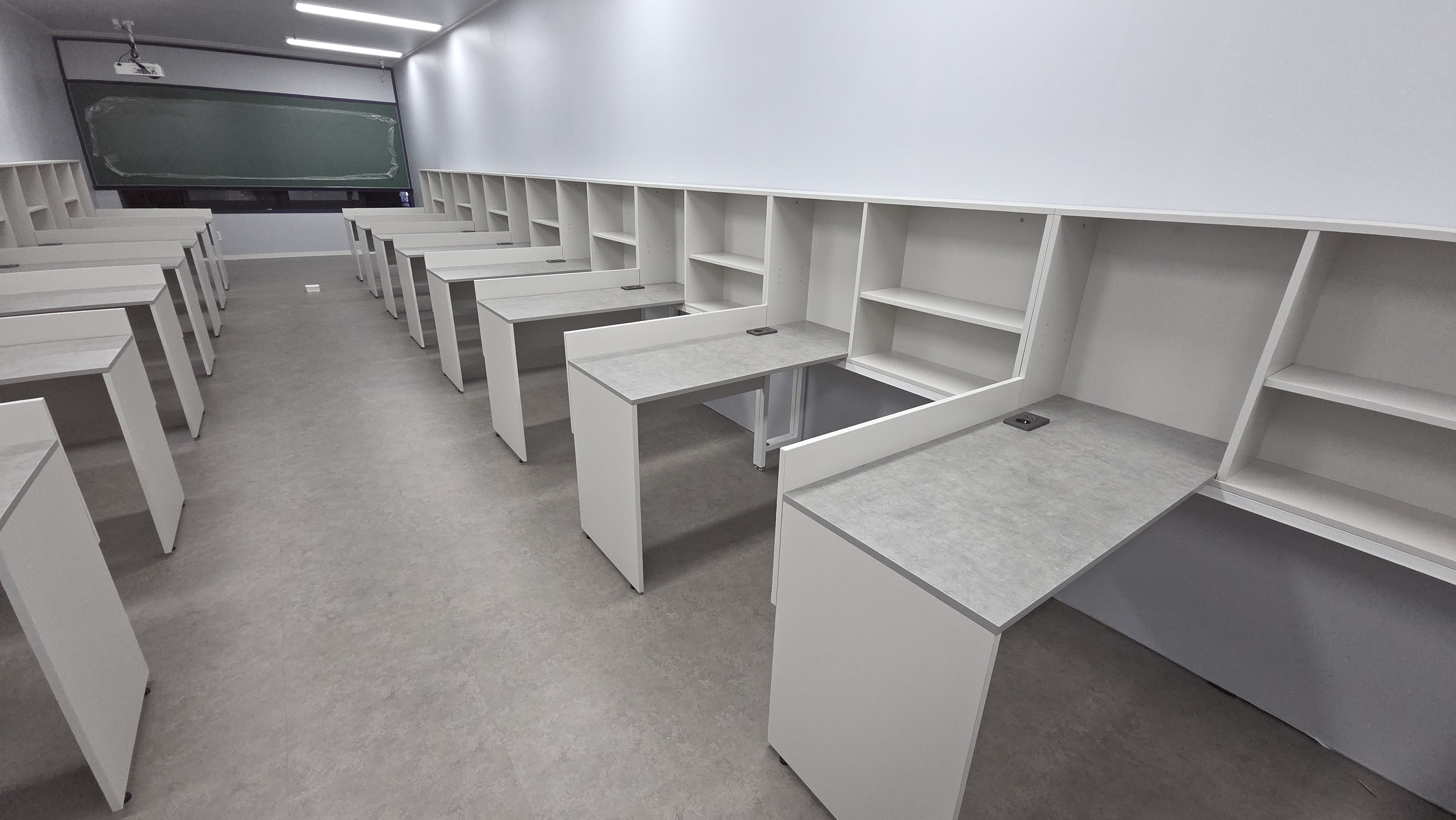 오른쪽 벽면을 따라 칠판을 바라보도록 일렬 배치된 올데이A 시멘트 좌석