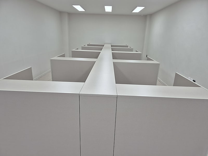 각 좌석마다 설치된 LED 조명과 콘센트
