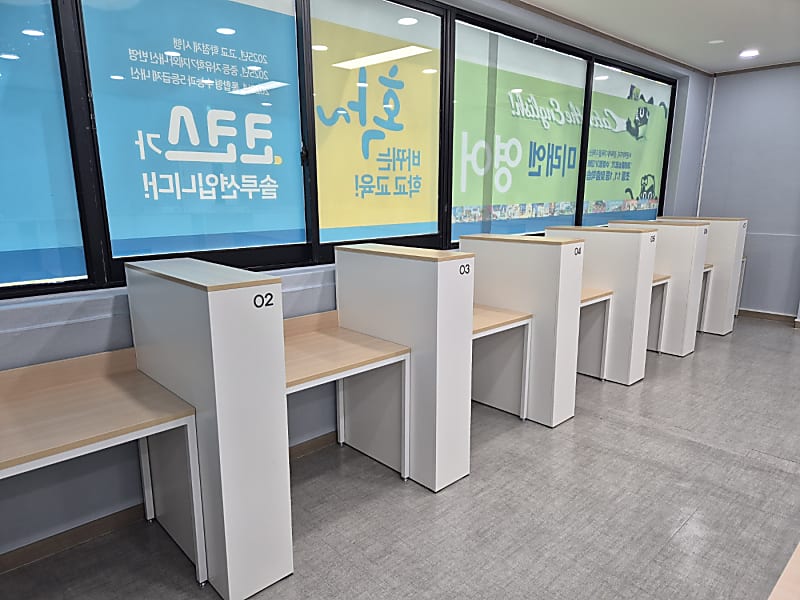 애프터 — 올데이E 책상과 올데이B 책상으로 구성된 완성된 독서실