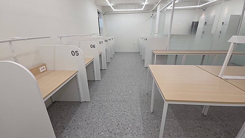 각 좌석에 조명과 콘센트가 내장된 시스템 가구