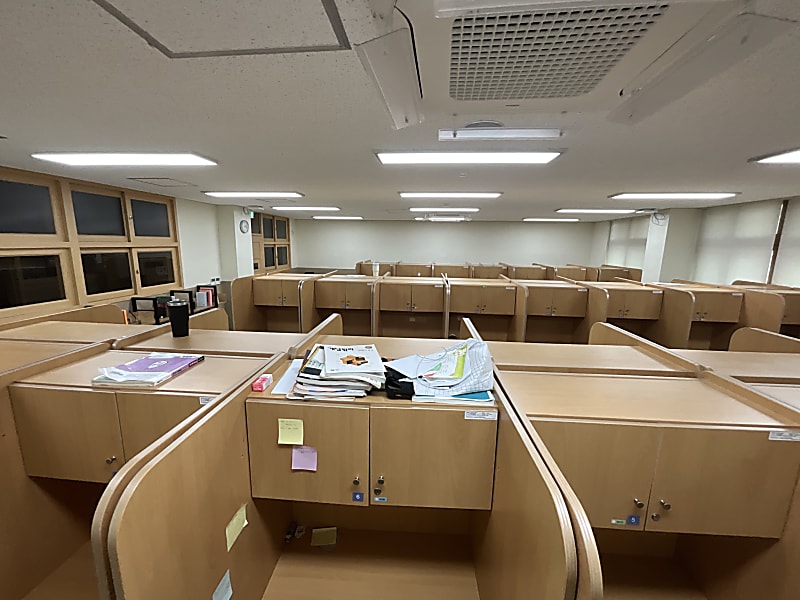 비포 — 리모델링 전 어둡고 답답한 분위기의 기존 자습실 전경