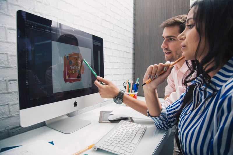 Team creativo di web agency al lavoro