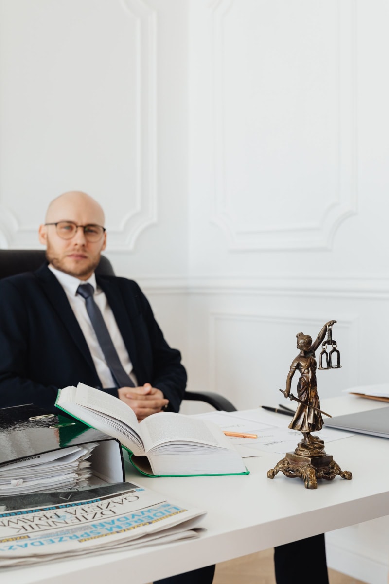 Studio legale professionale con avvocato alla scrivania