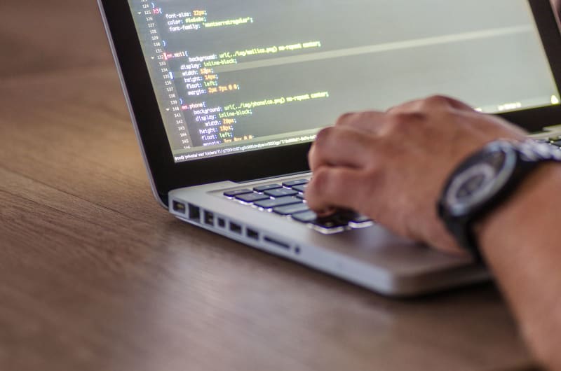 Laptop con sito web pronto e professionale sullo schermo