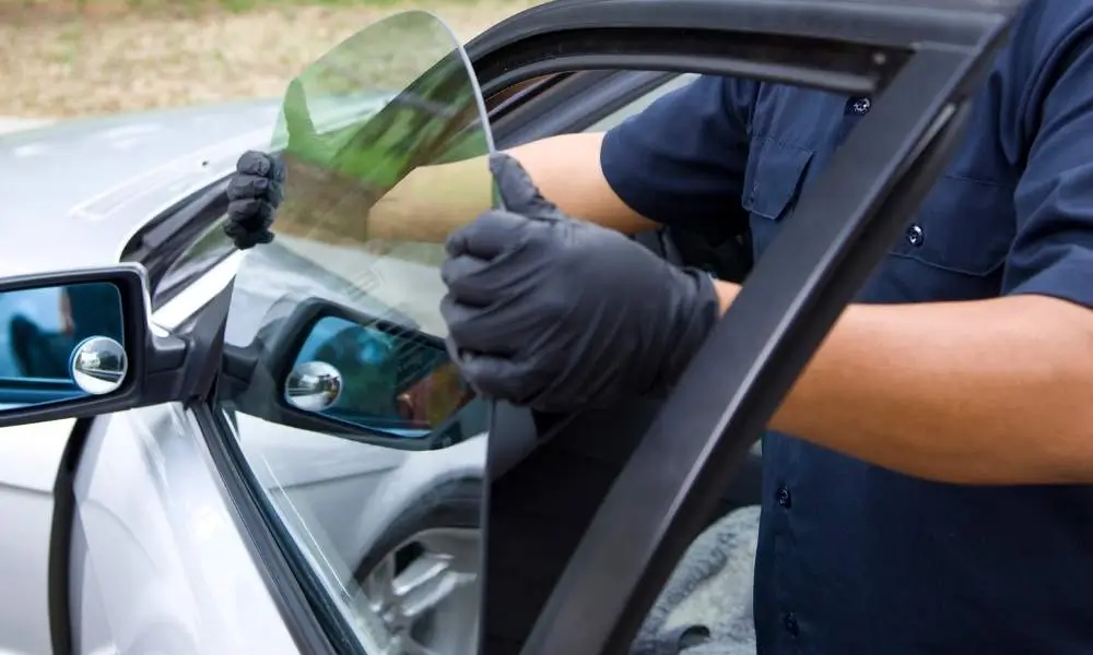 our technician is fixing side window replacement issue in Michigan