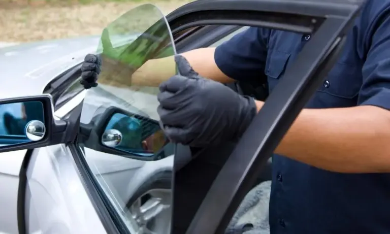 our technician is fixing side window replacement issue in Michigan