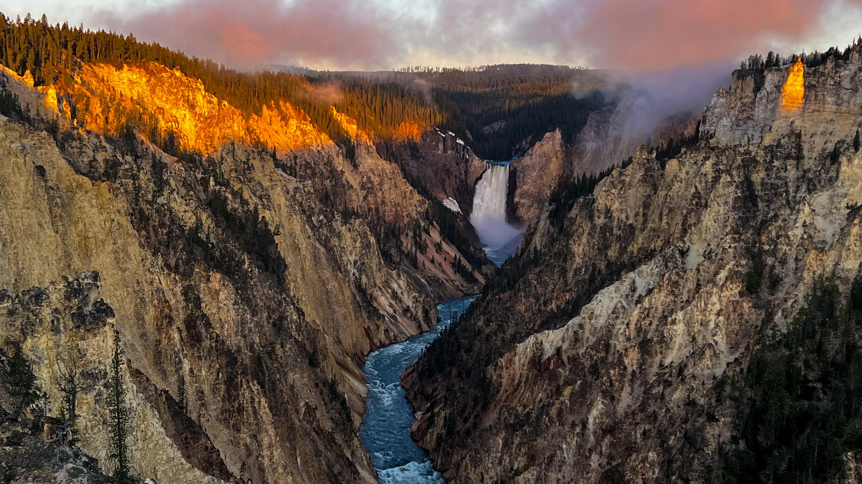 Yellowstone Itinerary - 5 Days of Geysers & Wildlife