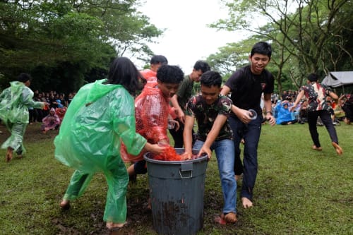 Permainan kelompok di lapangan