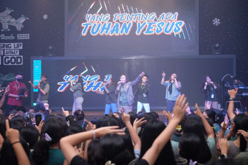 Tim pujian memimpin ibadah