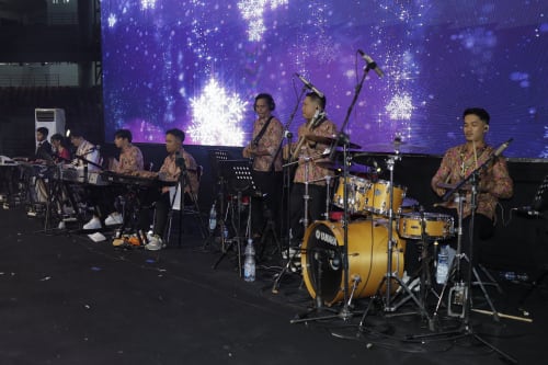 Pemain musik mengiringi ibadah