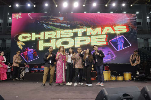 Foto bersama panitia dan kru